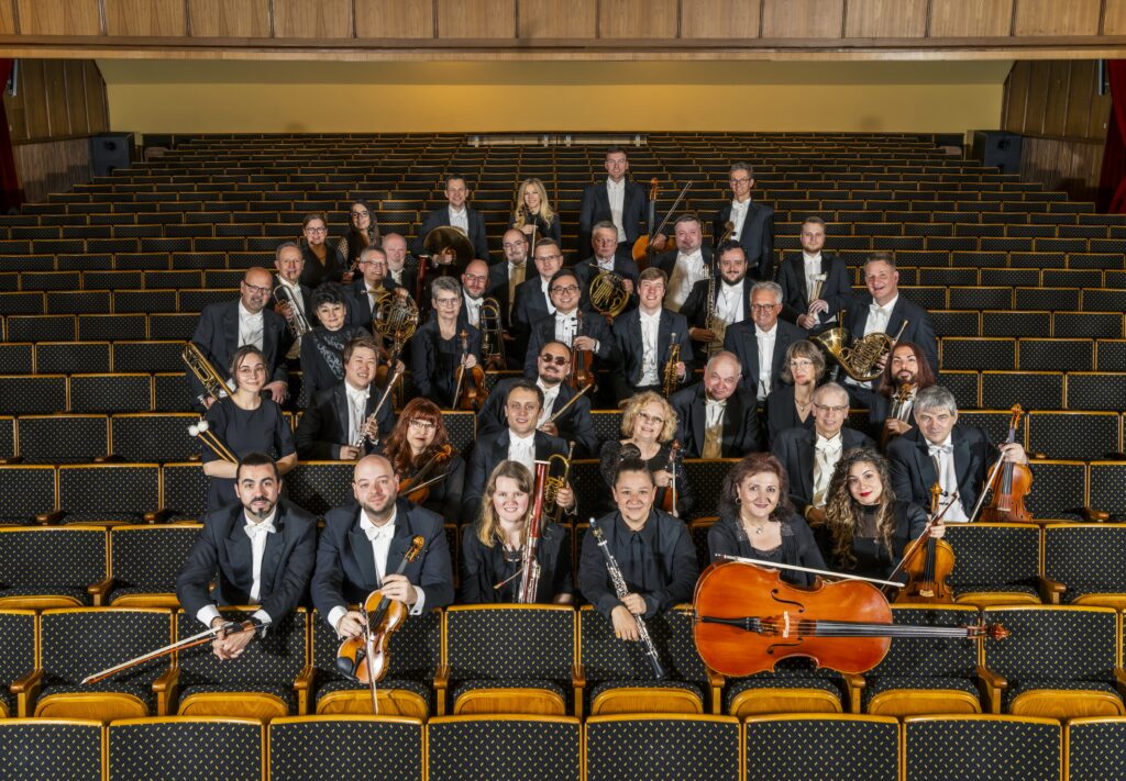 ETO sitzend im Zuschauerraum mit Instrumenten